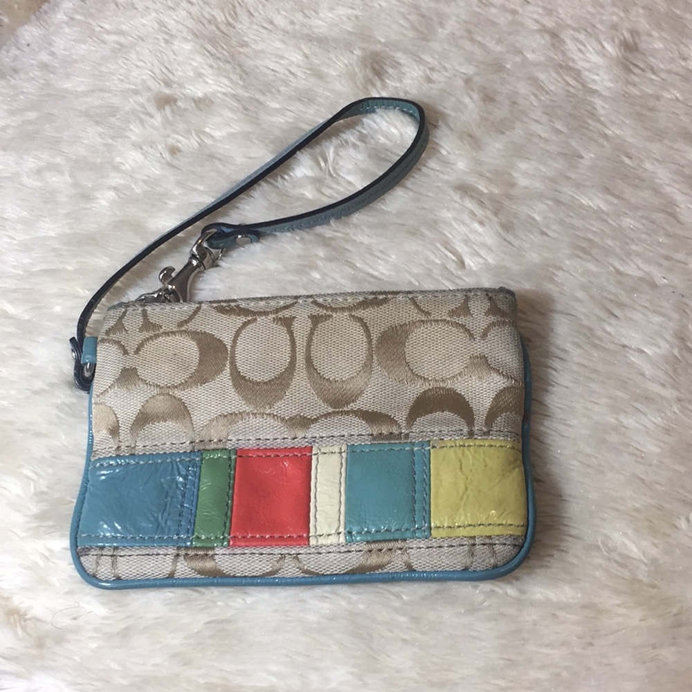 ⬇️Coach wristlet in signature  wallet